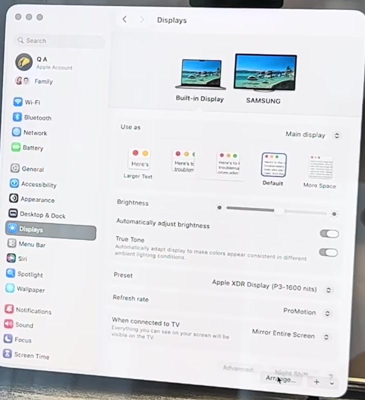 macOS System Settings Displays pane listing Built-in Display and SAMSUNG with the Use as menu below